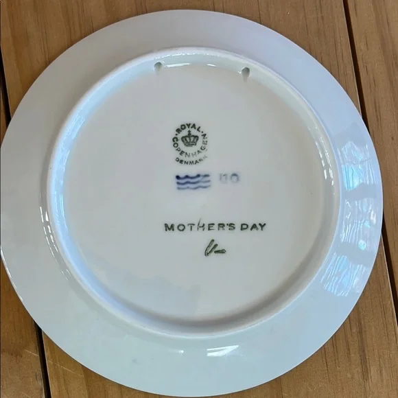 1975 Royal Copenhagen Mother's Day plate - Picture 2 of 4